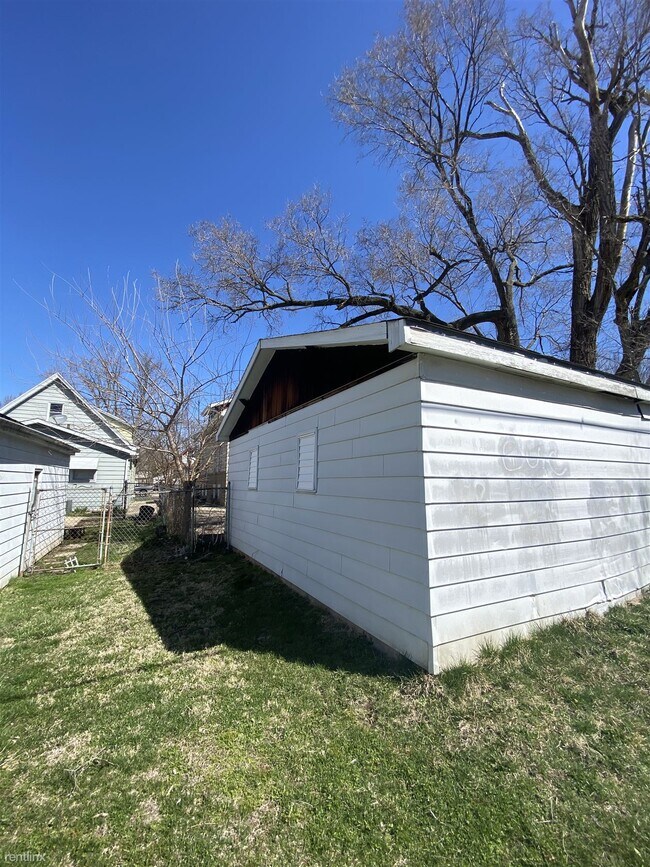 Building Photo - 3 br, 1 bath House - 902 West McClure Avenue