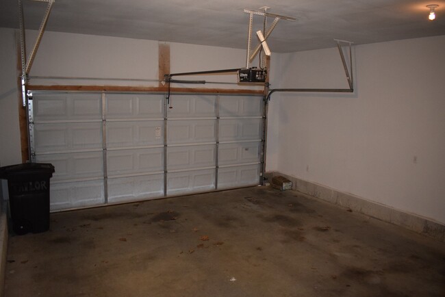 Building Photo - Beautiful spacious home in Waynesville