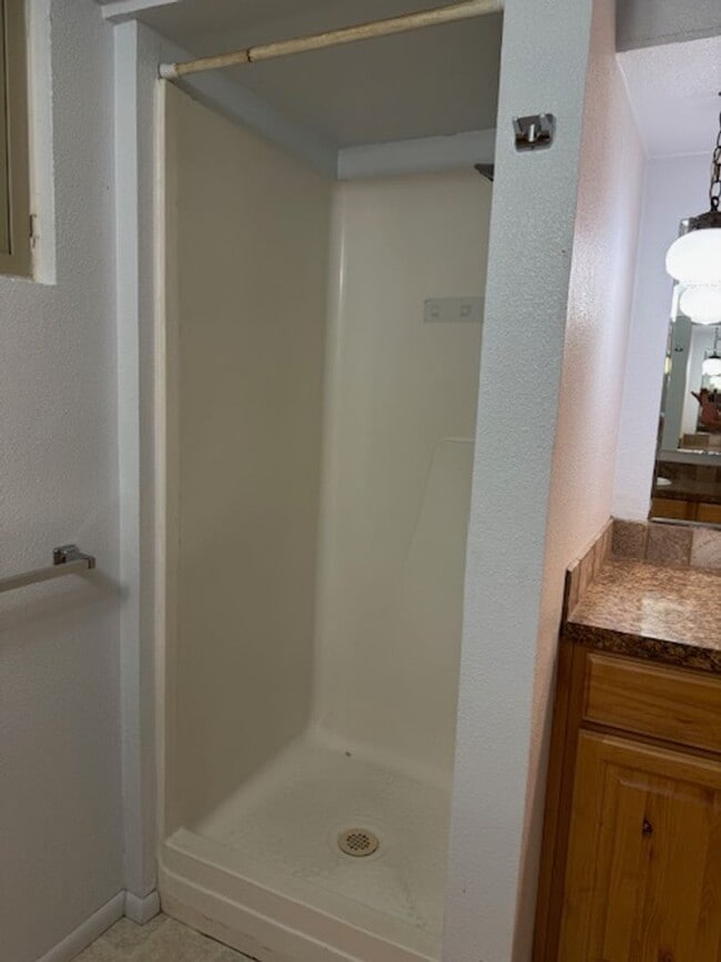 Building Photo - 2405 Sunset Dr