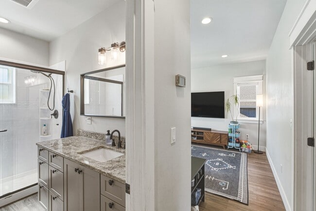 Building Photo - Bright & Spacious 4-Bedroom Haven Just Minutes from Leavenworth Village