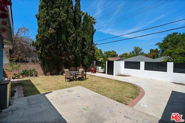 Building Photo - 6672 Bobbyboyar Ave