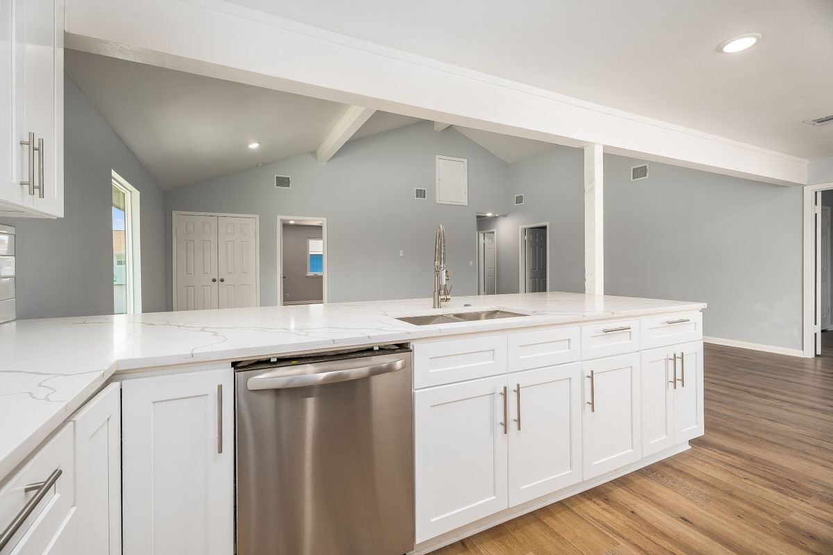 Building Photo - 901 Bonita Dr