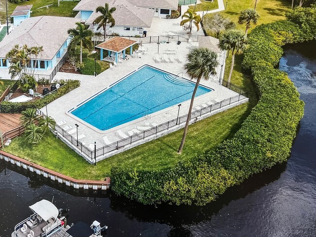 Building Photo - Renovated 2/2 Beacon 21 Condo Waterfront 55+ Community