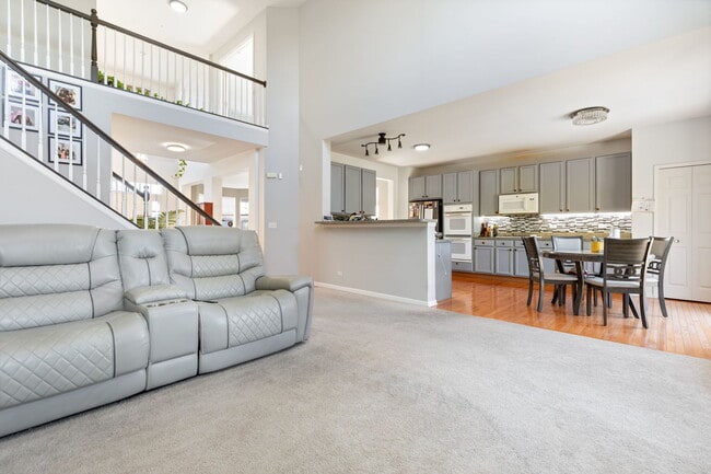 Building Photo - 9 Lake Plumleigh Ct