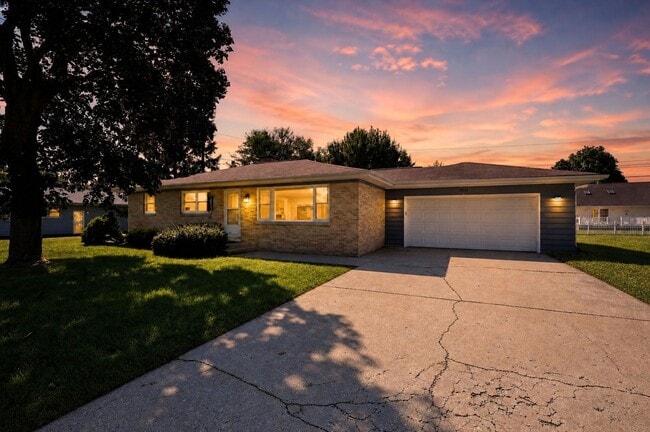 Building Photo - 3012 S Lilac Rd