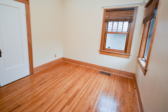 Building Photo - Kutzky Park Home w/Master Suite