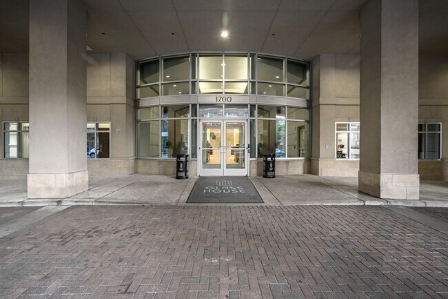 Building Photo - Glass House 1 Bed 1 Bath High Rise Condo w/ Mountain & City Views!!