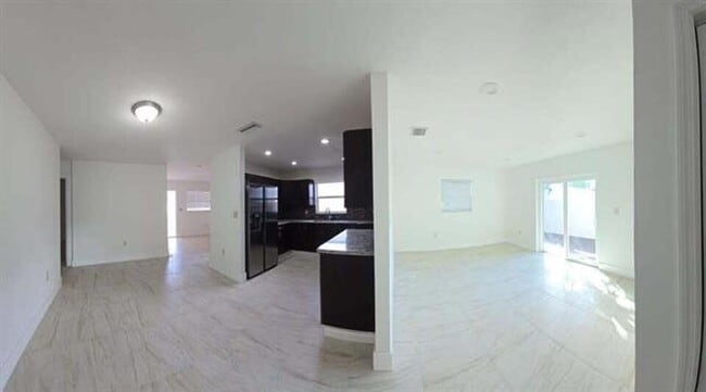 Building Photo - 2728 SW 5th St