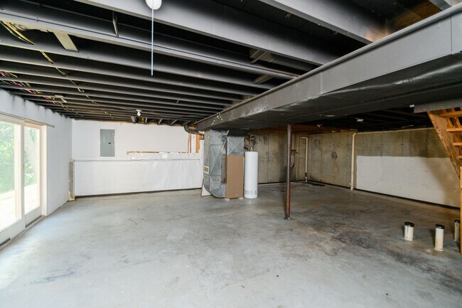 Building Photo - 5 bedroom / 2.5 bathroom Home for Rent in Valparaiso