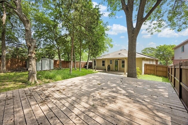 Building Photo - 9025 Sun Shower Bend