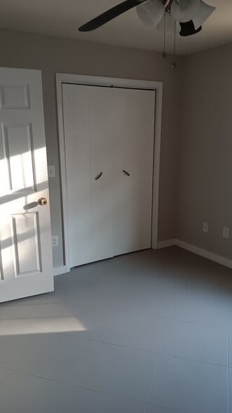 Building Photo - 120 Sharon Oakley Dr