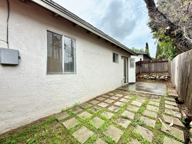 Building Photo - Single Level Cottage Near Downtown!