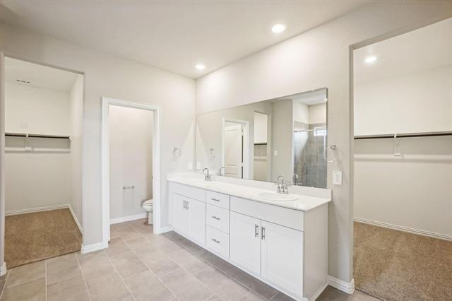 Building Photo - 4001 Medina Dr