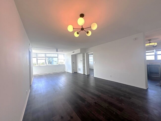 Building Photo - Large Updated 2BR/2BA Bath Condo - Steps from Fort Lauderdale Beach!