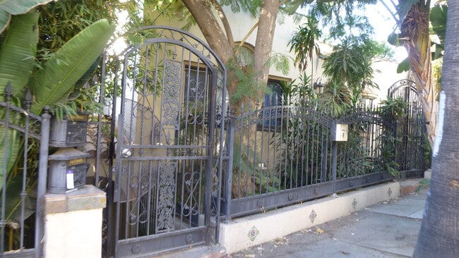 Building Photo - 2047 Ivar Ave