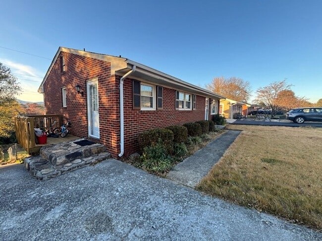 Building Photo - 4 Bedroom 2 Bath in Monterey Neighborhood