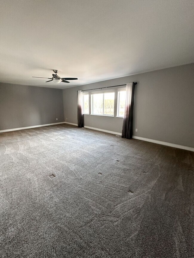 Building Photo - Beautiful Duplex, High End Finishes with L...