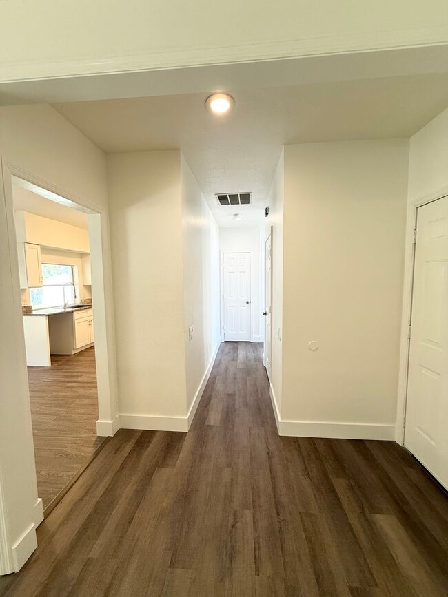 Building Photo - Beautifully Updated 4-Bedroom Home with Po...