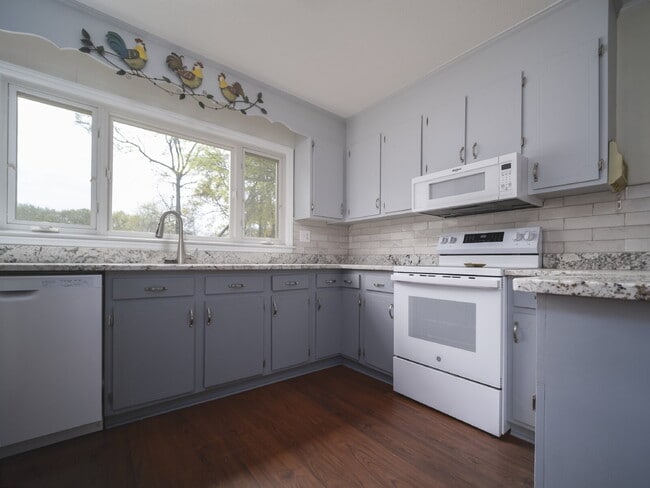 Building Photo - 102 McCall St