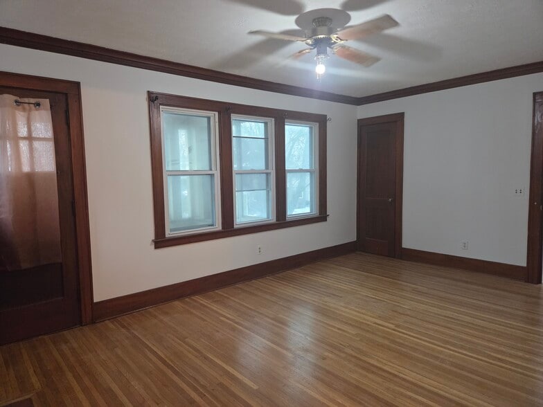 Living room - 467 Maplewood Ave