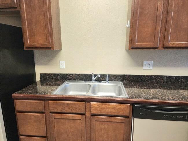 Building Photo - 412 W University Dr