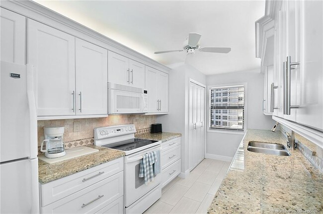 Building Photo - 10044 S Ocean Dr
