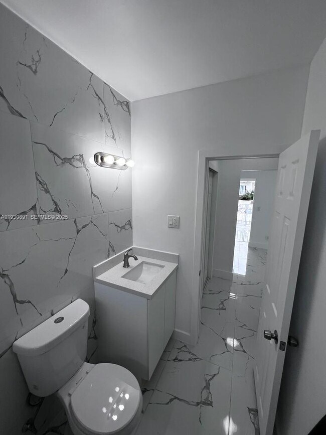 Building Photo - 1131 SW 7th St