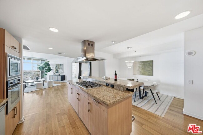 Building Photo - 13650 Marina Pointe Dr