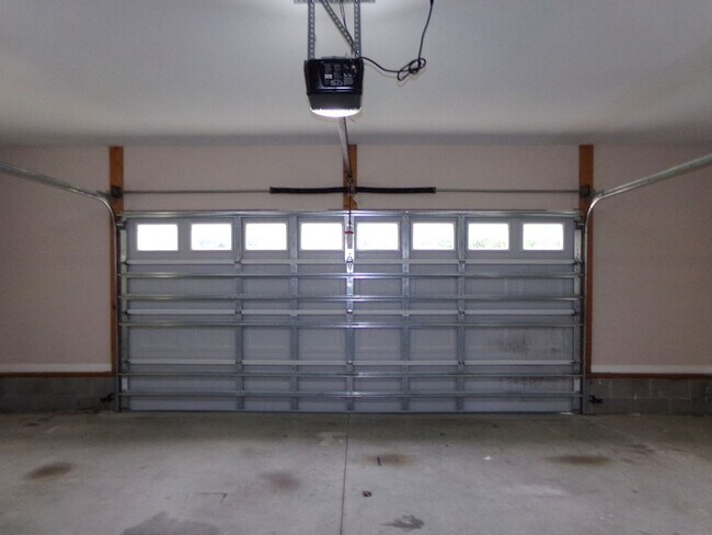 Building Photo - Beautiful Home in Indian Hills