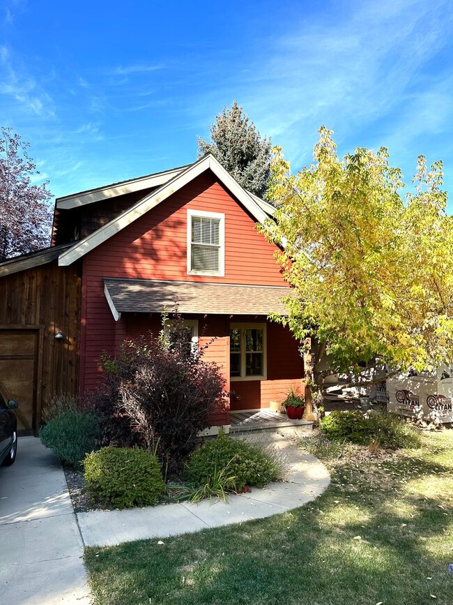 Building Photo - Charming 2 Bed with a Fenced Backyard