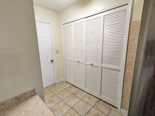 Building Photo - Must See!!!  Large 2 Bed 2 Bath with garag...