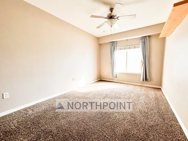 Building Photo - 2 Bed 2 Bath Condo - 9 foot ceilings with ...
