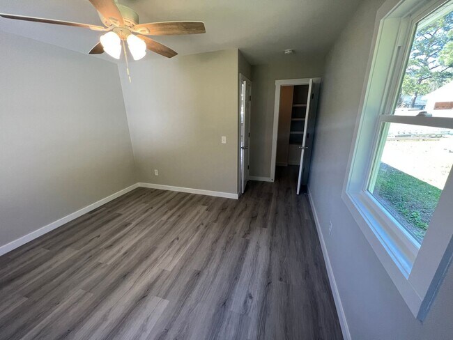Building Photo - Remodeled 3 bedroom/2 bathroom home with d...
