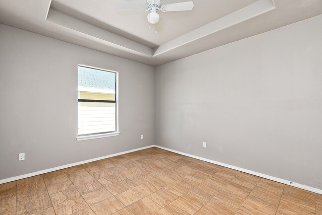 Building Photo - 2416 E Rogers Rd