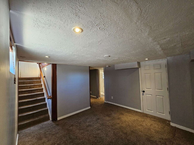 Building Photo - Charming 2-Bedroom Home with Spacious Back...