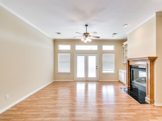 Building Photo - Beautiful Home With Lake View - 3 Bed + 2 Bath