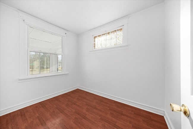 Building Photo - "Charming 3-Bed Haven with Hardwood Floors & 2 Full Baths in St. Louis!"  Hazelwood Schools.  Sec...