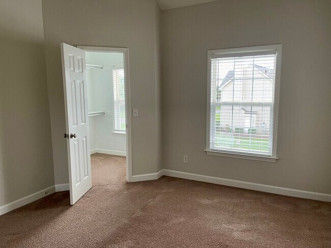 Building Photo - 1047 McKenna Dr