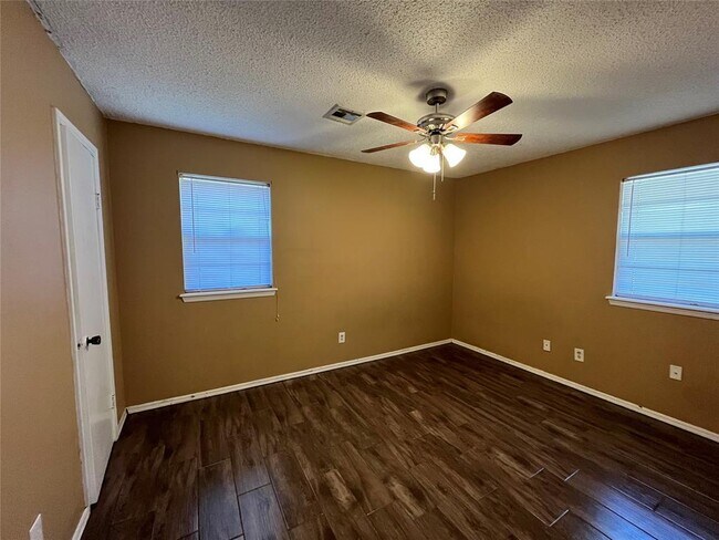 Building Photo - 829 Russell Cir