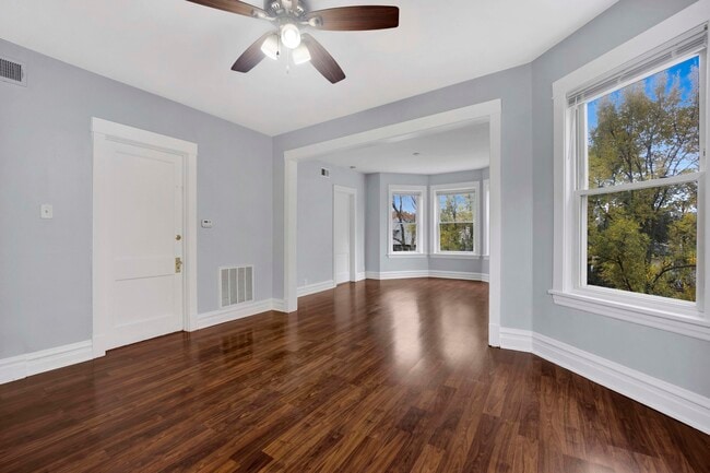 Building Photo - 5015 W Montrose Ave