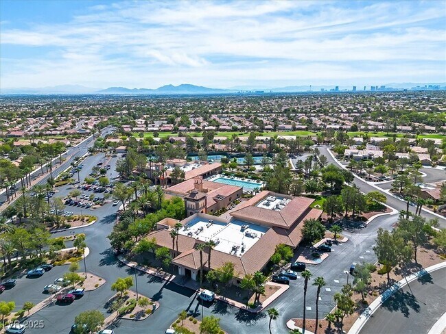 Building Photo - 2652 Youngdale Dr