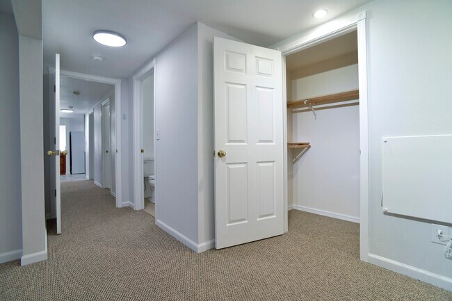 Building Photo - 809 S Summit Ave