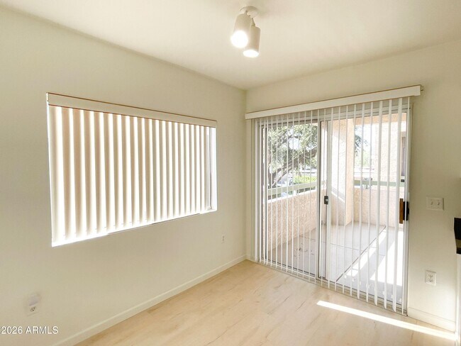 Building Photo - 1295 N Ash St