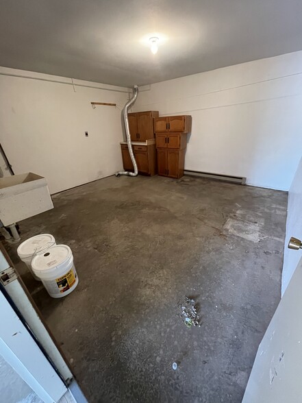 Utility room - 5567 Whispering Way