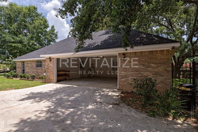 Building Photo - COMING SOON!!!   Beautiful 3 Bedroom/3 Bathroom Home in Semmes!