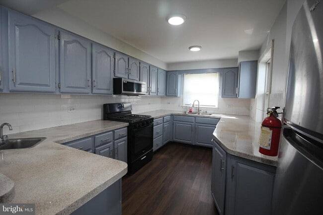 Building Photo - 417 Elmer St