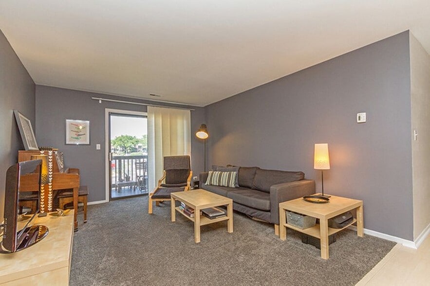 Living room with lots of natural light - 1426 Stonebridge Circle