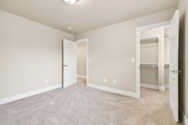 Building Photo - Quiet & Spacious 4 Bed Holladay Home – Walk-In Closets & Big Backyard!!!