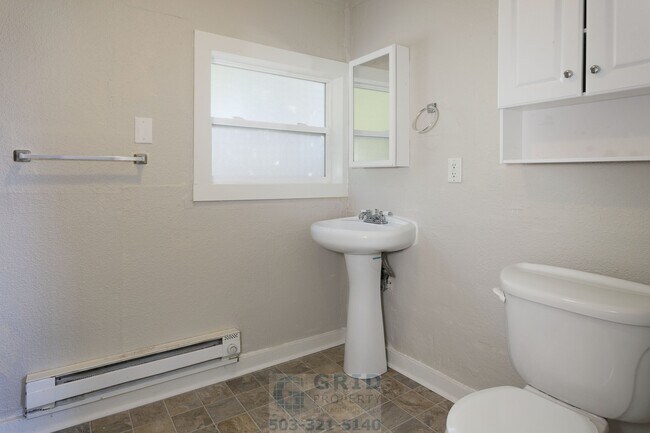 Building Photo - Charming 2 Bedroom Home Available in Woodstock Neighborhood!
