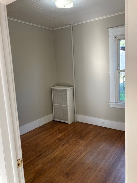 bedroom without furniture - 1241 Western Ave